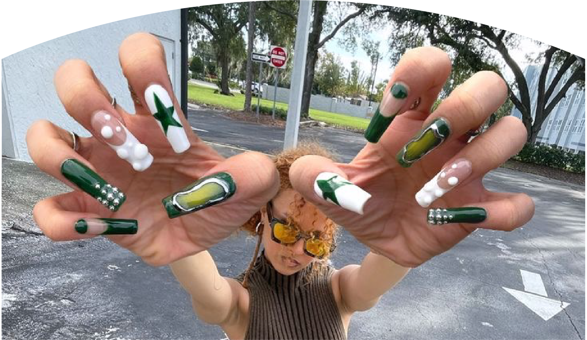 Modelo com unha decorada